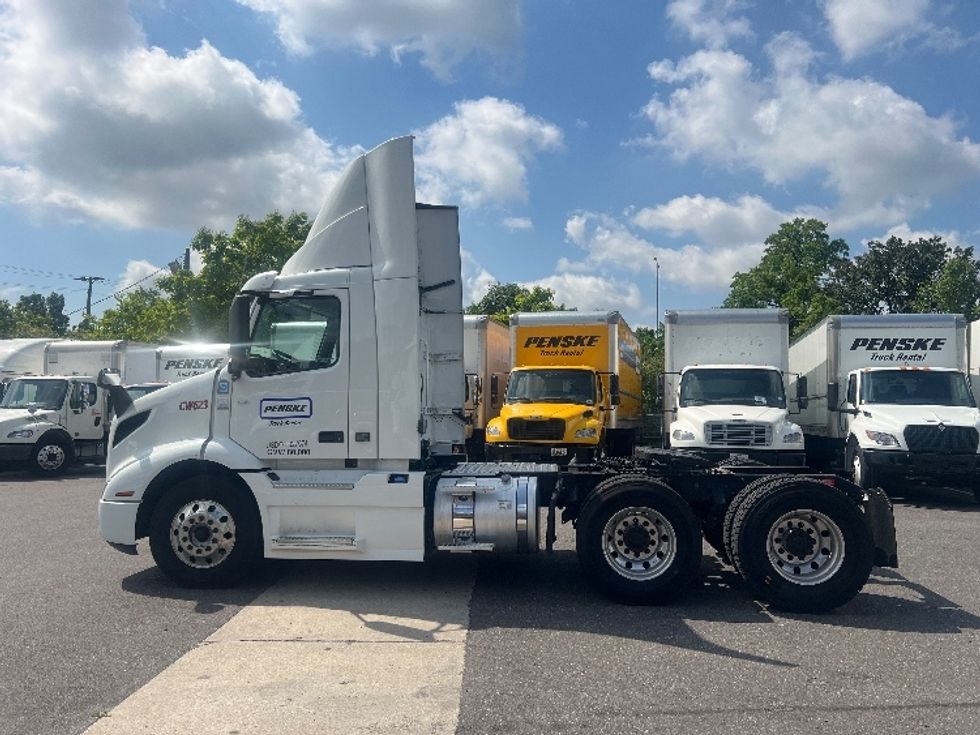 Day Cab Tractor-Heavy Duty Tractors-Volvo-2020-VNR64300-Essex-MD-421,987\n\t\tmiles-$ 44,250 - Image 4