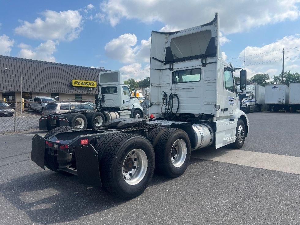 Day Cab Tractor-Heavy Duty Tractors-Volvo-2020-VNR64300-Essex-MD-421,987\n\t\tmiles-$ 44,250 - Image 6