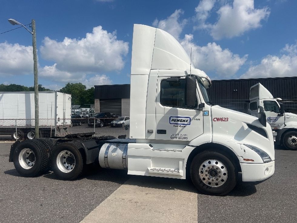 Day Cab Tractor-Heavy Duty Tractors-Volvo-2020-VNR64300-Essex-MD-421,987\n\t\tmiles-$ 44,250 - Image 7