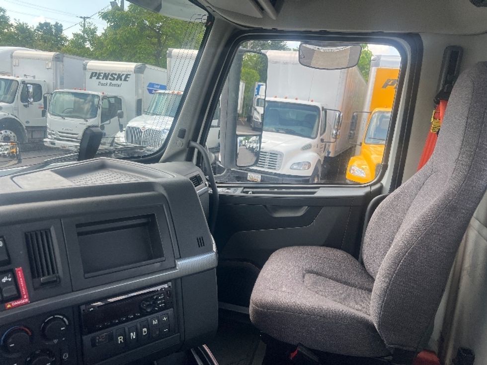Day Cab Tractor-Heavy Duty Tractors-Volvo-2020-VNR64300-Essex-MD-421,987\n\t\tmiles-$ 44,250 - Image 9