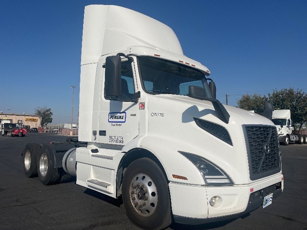 Day Cab Tractor-Heavy Duty Tractors-Volvo-2020-VNR64300-Fontana-CA-431,674\n\t\tmiles-$ 59,250 - Image 1