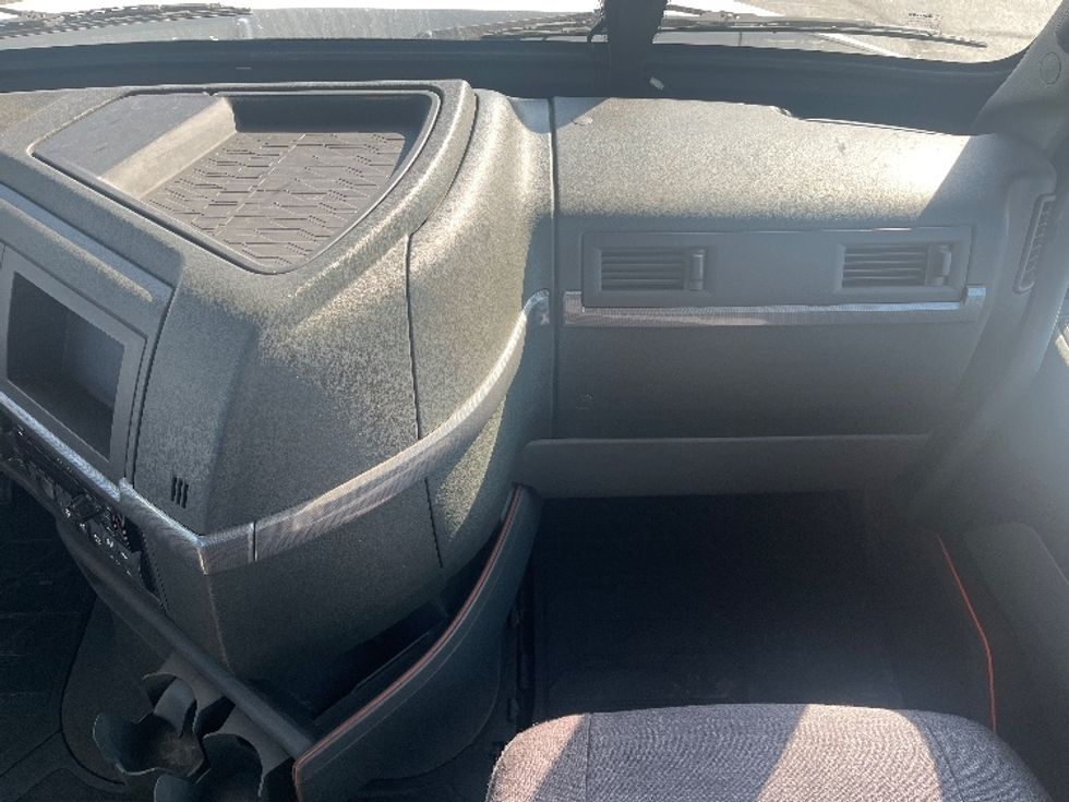 Day Cab Tractor-Heavy Duty Tractors-Volvo-2020-VNR64300-Fontana-CA-431,674\n\t\tmiles-$ 59,250 - Image 13