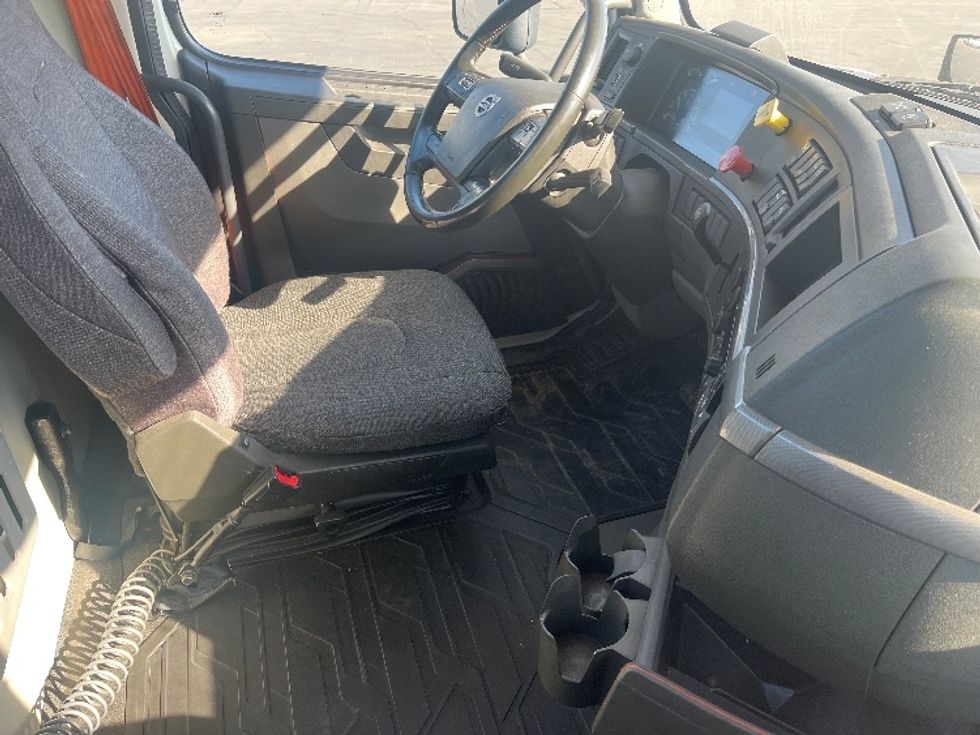 Day Cab Tractor-Heavy Duty Tractors-Volvo-2020-VNR64300-Fontana-CA-431,674\n\t\tmiles-$ 59,250 - Image 14
