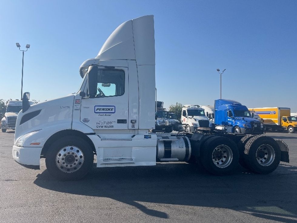 Day Cab Tractor-Heavy Duty Tractors-Volvo-2020-VNR64300-Fontana-CA-431,674\n\t\tmiles-$ 59,250 - Image 4