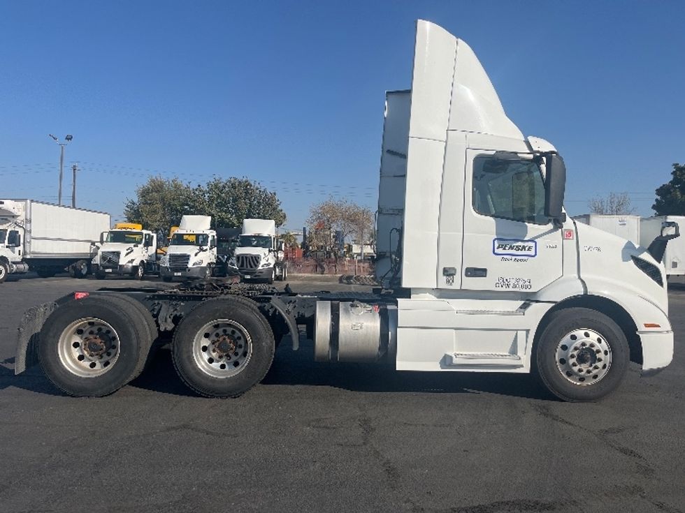 Day Cab Tractor-Heavy Duty Tractors-Volvo-2020-VNR64300-Fontana-CA-431,674\n\t\tmiles-$ 59,250 - Image 8