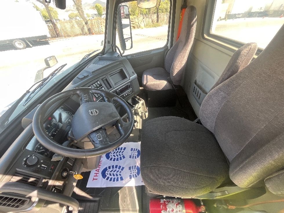 Day Cab Tractor-Heavy Duty Tractors-Volvo-2020-VNR64300-Fontana-CA-436,039\n\t\tmiles-$ 39,750 - Image 10