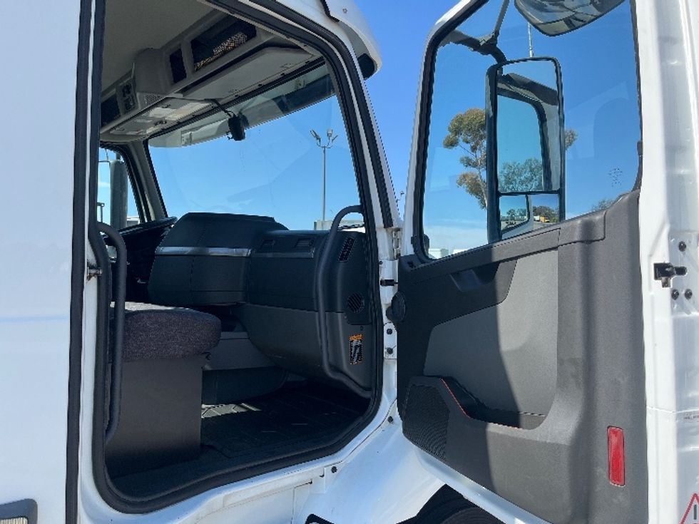 Day Cab Tractor-Heavy Duty Tractors-Volvo-2020-VNR64300-Fontana-CA-436,039\n\t\tmiles-$ 39,750 - Image 12