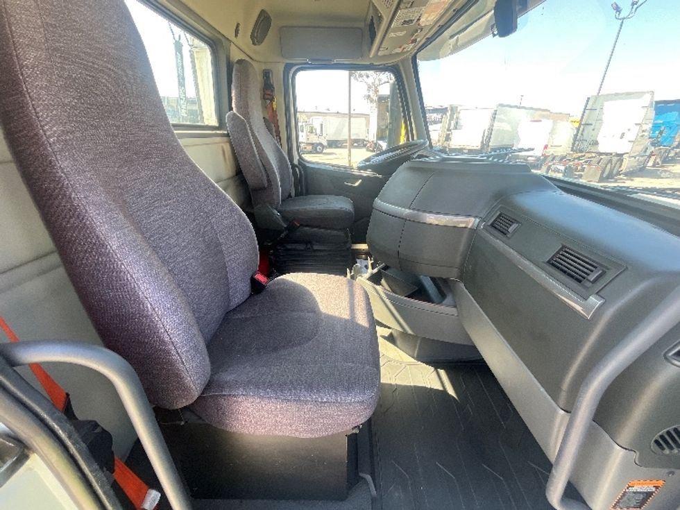 Day Cab Tractor-Heavy Duty Tractors-Volvo-2020-VNR64300-Fontana-CA-436,039\n\t\tmiles-$ 39,750 - Image 13