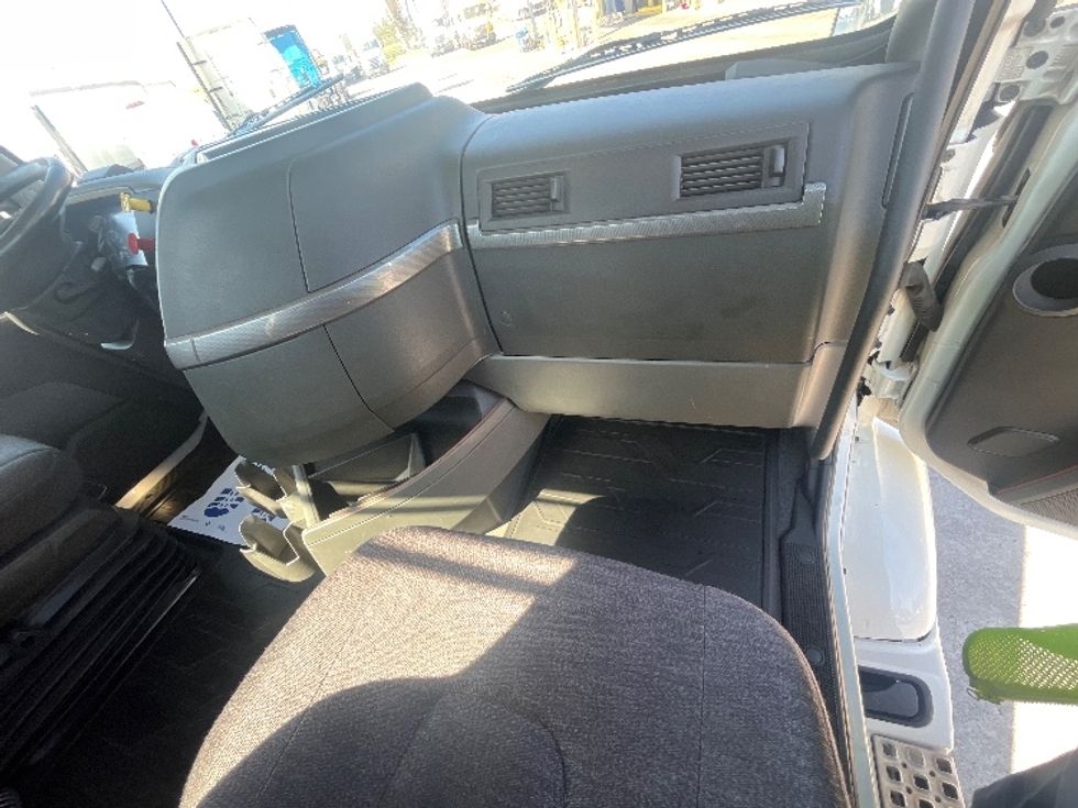 Day Cab Tractor-Heavy Duty Tractors-Volvo-2020-VNR64300-Fontana-CA-436,039\n\t\tmiles-$ 39,750 - Image 14