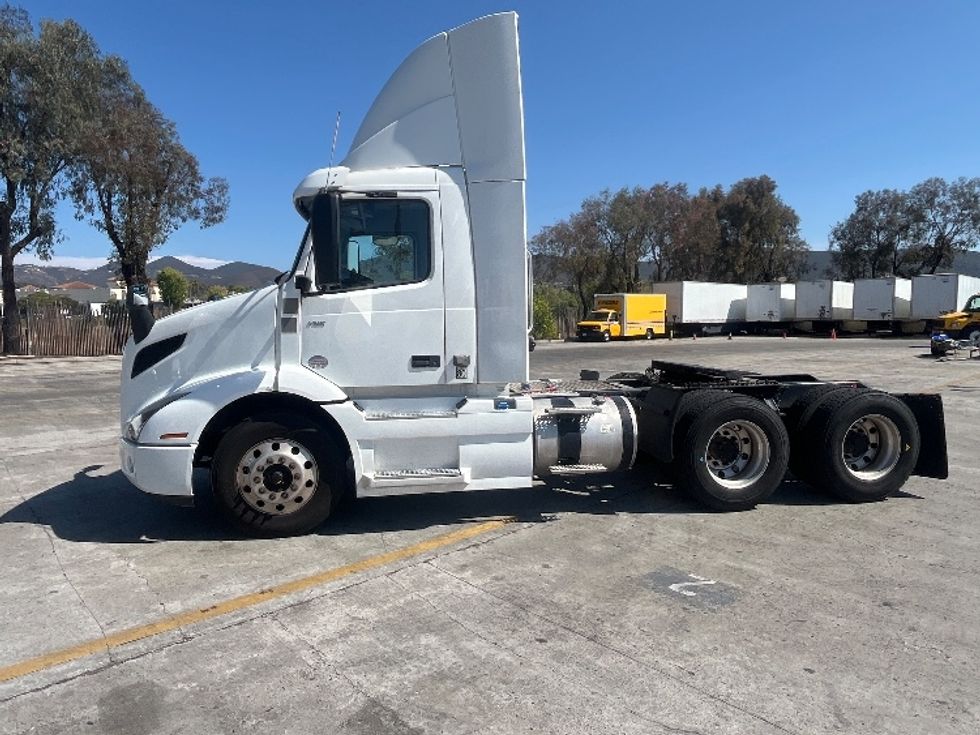 Day Cab Tractor-Heavy Duty Tractors-Volvo-2020-VNR64300-Fontana-CA-436,039\n\t\tmiles-$ 39,750 - Image 4
