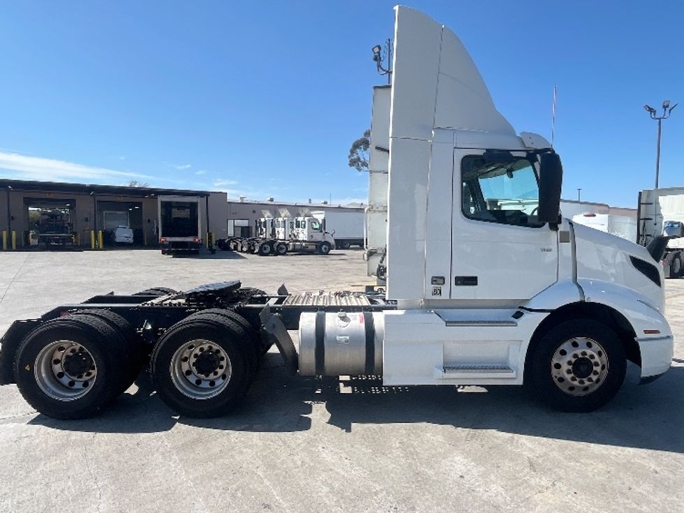 Day Cab Tractor-Heavy Duty Tractors-Volvo-2020-VNR64300-Fontana-CA-436,039\n\t\tmiles-$ 39,750 - Image 8