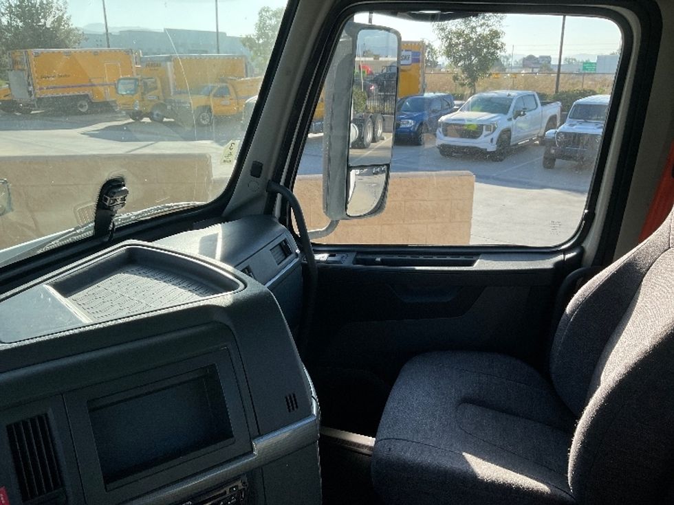 Day Cab Tractor-Heavy Duty Tractors-Volvo-2020-VNR64300-Fontana-CA-460,624\n\t\tmiles-$ 56,250 - Image 10