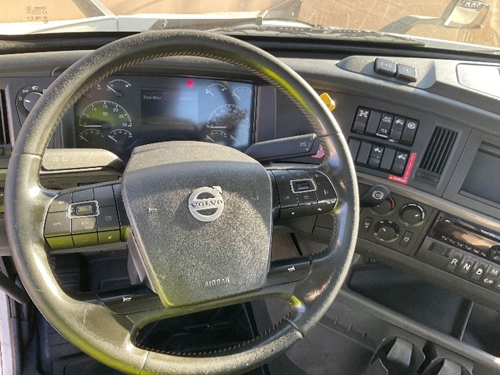 Day Cab Tractor-Heavy Duty Tractors-Volvo-2020-VNR64300-Fontana-CA-460,624\n\t\tmiles-$ 56,250 - Image 11