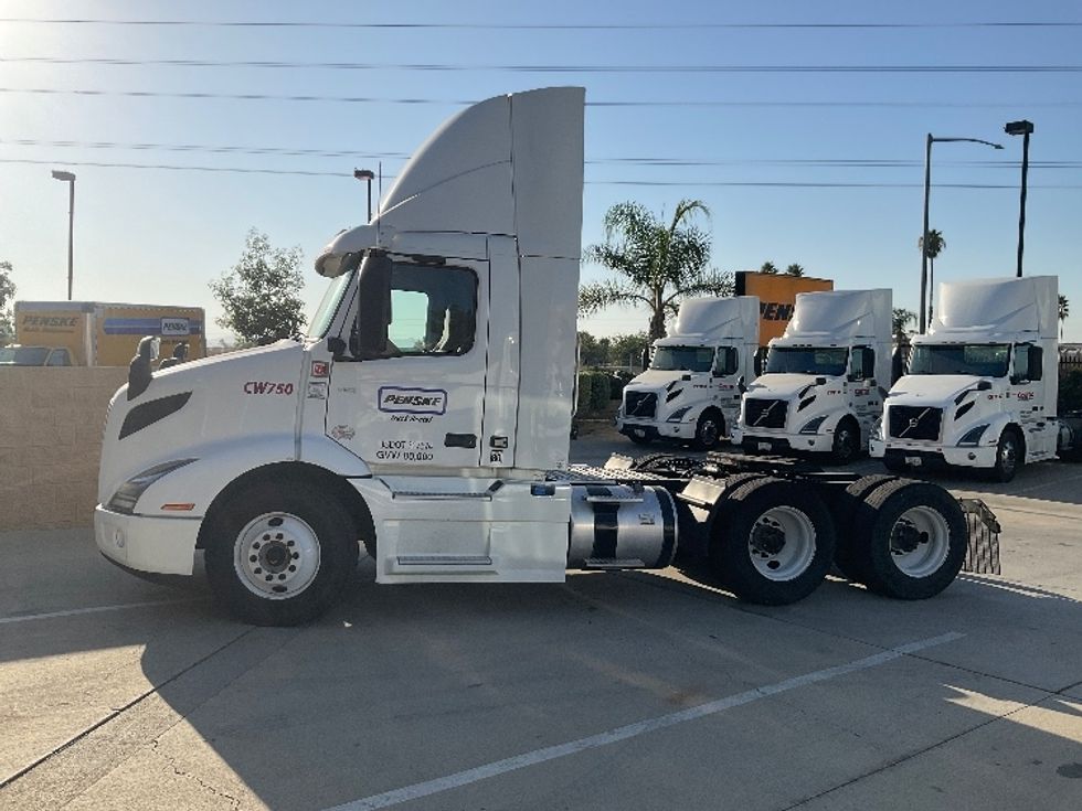 Day Cab Tractor-Heavy Duty Tractors-Volvo-2020-VNR64300-Fontana-CA-460,624\n\t\tmiles-$ 56,250 - Image 4
