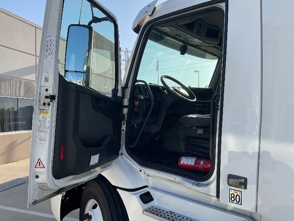 Day Cab Tractor-Heavy Duty Tractors-Volvo-2020-VNR64300-Fontana-CA-460,624\n\t\tmiles-$ 56,250 - Image 9