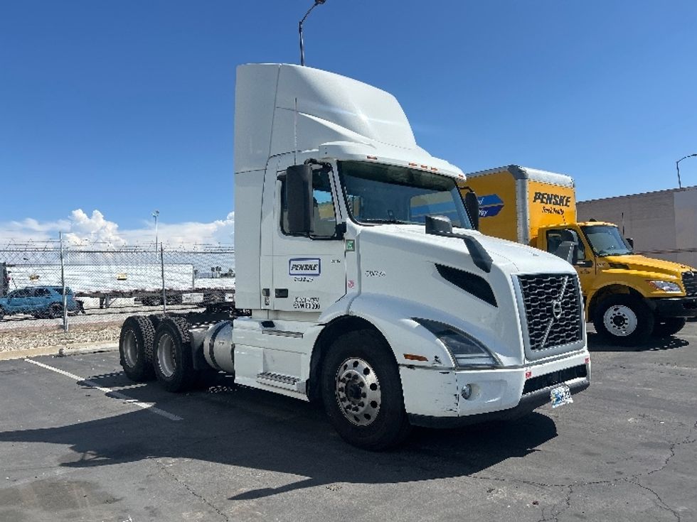 Day Cab Tractor-Heavy Duty Tractors-Volvo-2020-VNR64300-Fontana-CA-462,639\n\t\tmiles-$ 40,500 - Image 1