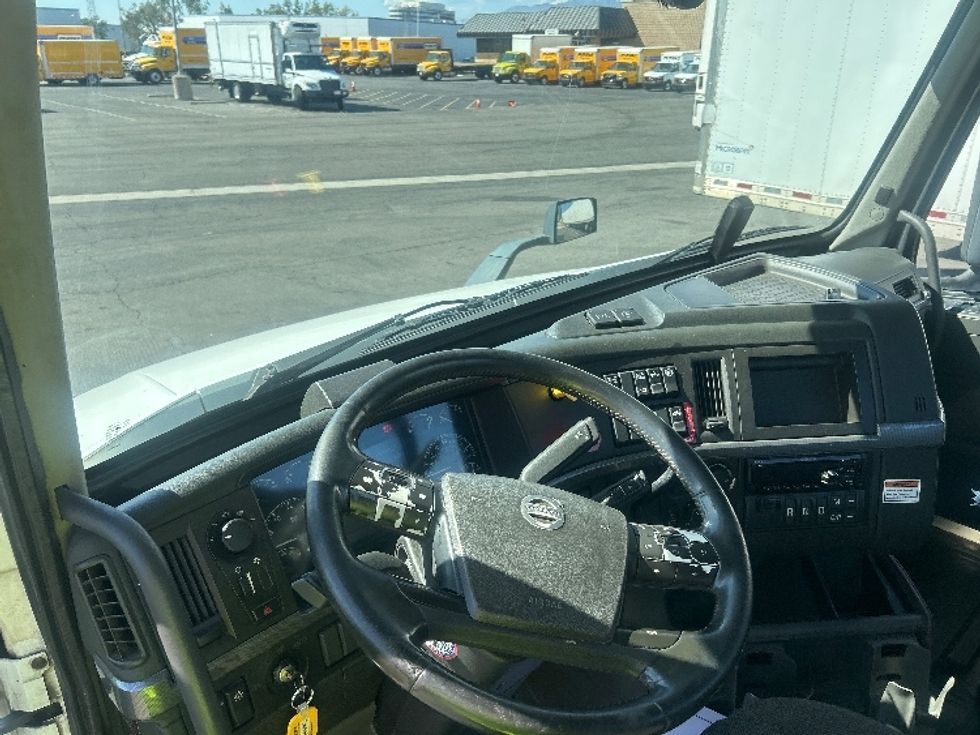 Day Cab Tractor-Heavy Duty Tractors-Volvo-2020-VNR64300-Fontana-CA-462,639\n\t\tmiles-$ 40,500 - Image 10