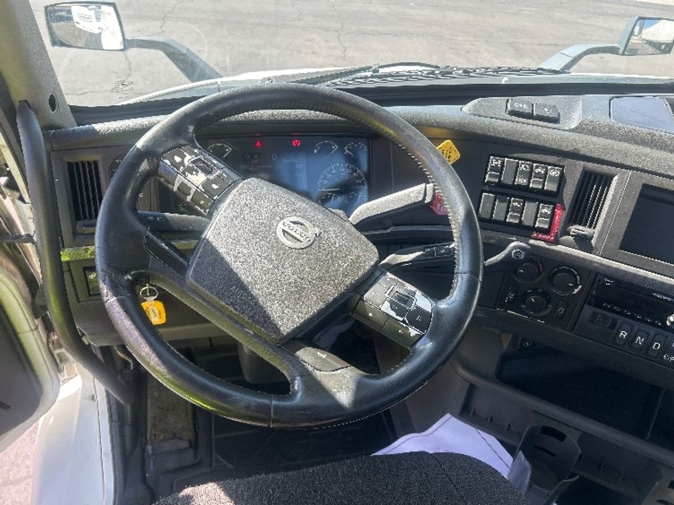 Day Cab Tractor-Heavy Duty Tractors-Volvo-2020-VNR64300-Fontana-CA-462,639\n\t\tmiles-$ 40,500 - Image 11