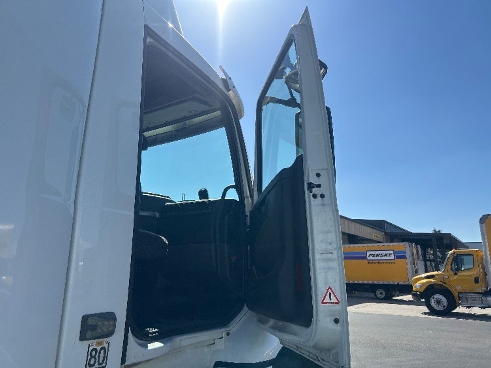 Day Cab Tractor-Heavy Duty Tractors-Volvo-2020-VNR64300-Fontana-CA-462,639\n\t\tmiles-$ 40,500 - Image 12