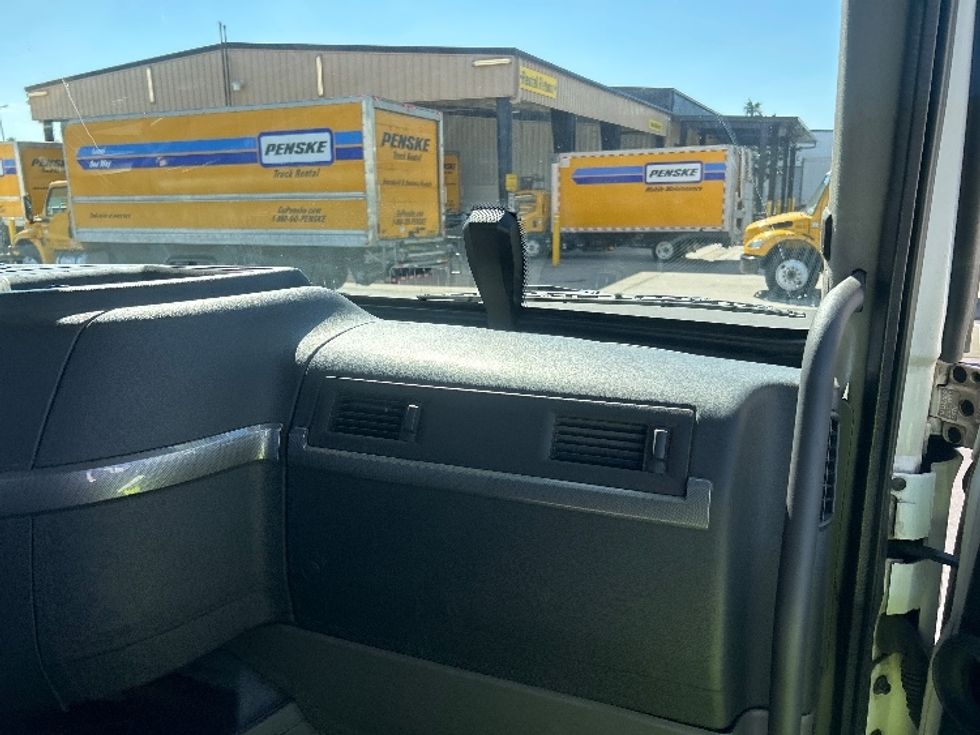 Day Cab Tractor-Heavy Duty Tractors-Volvo-2020-VNR64300-Fontana-CA-462,639\n\t\tmiles-$ 40,500 - Image 13
