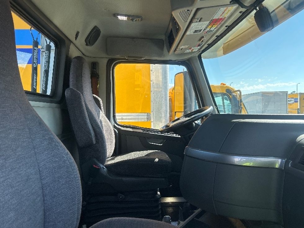 Day Cab Tractor-Heavy Duty Tractors-Volvo-2020-VNR64300-Fontana-CA-462,639\n\t\tmiles-$ 40,500 - Image 14