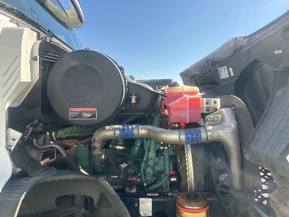 Day Cab Tractor-Heavy Duty Tractors-Volvo-2020-VNR64300-Fontana-CA-462,639\n\t\tmiles-$ 40,500 - Image 15