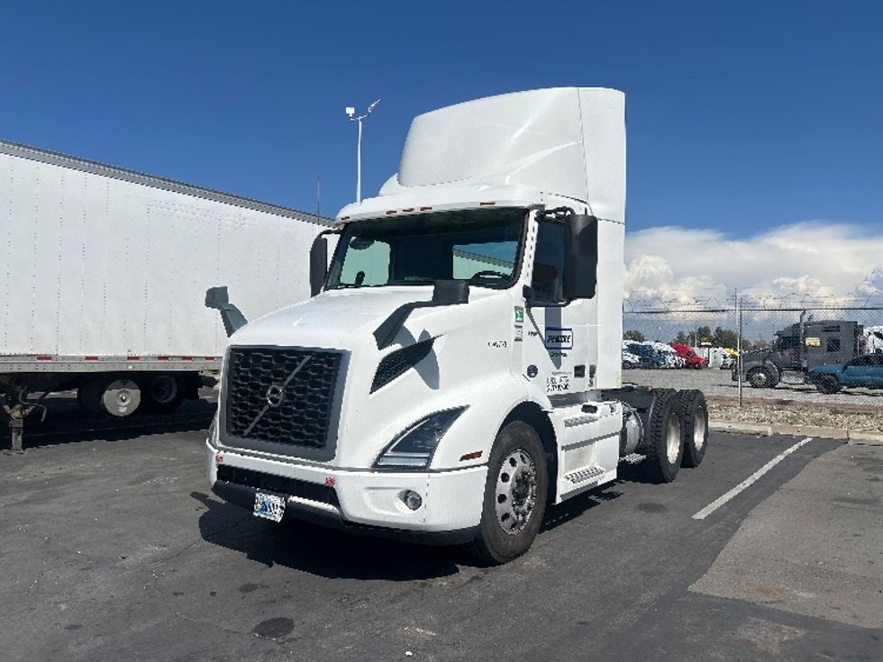 Day Cab Tractor-Heavy Duty Tractors-Volvo-2020-VNR64300-Fontana-CA-462,639\n\t\tmiles-$ 40,500 - Image 3