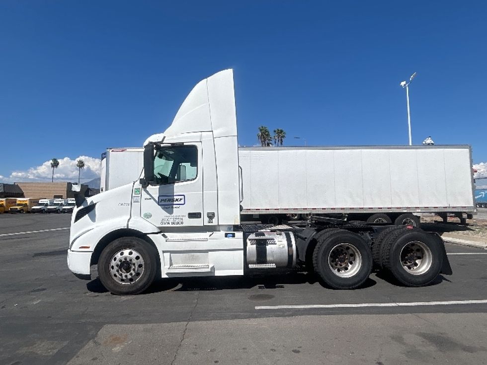 Day Cab Tractor-Heavy Duty Tractors-Volvo-2020-VNR64300-Fontana-CA-462,639\n\t\tmiles-$ 40,500 - Image 4
