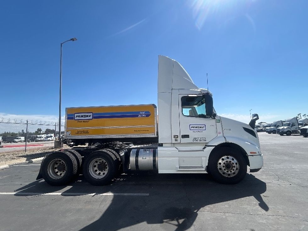 Day Cab Tractor-Heavy Duty Tractors-Volvo-2020-VNR64300-Fontana-CA-462,639\n\t\tmiles-$ 40,500 - Image 8