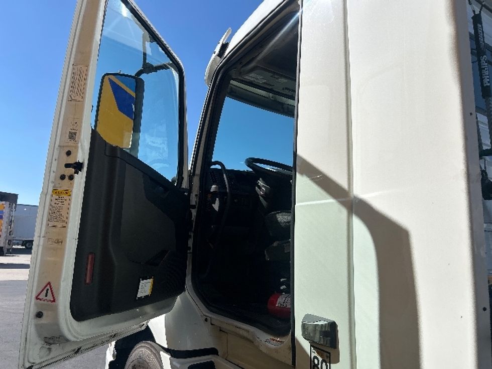 Day Cab Tractor-Heavy Duty Tractors-Volvo-2020-VNR64300-Fontana-CA-462,639\n\t\tmiles-$ 40,500 - Image 9