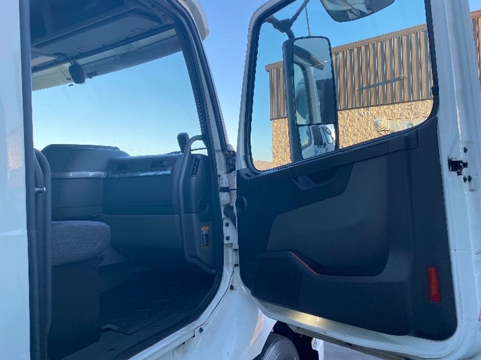 Day Cab Tractor-Heavy Duty Tractors-Volvo-2020-VNR64300-Fontana-CA-469,999\n\t\tmiles-$ 55,250 - Image 11