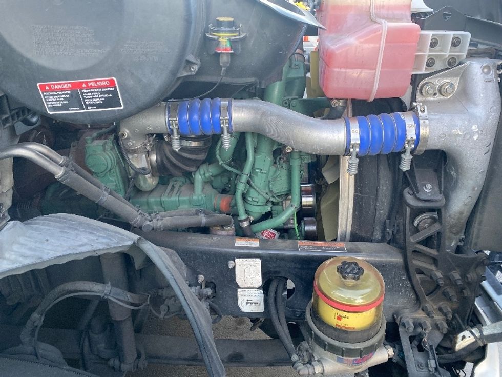 Day Cab Tractor-Heavy Duty Tractors-Volvo-2020-VNR64300-Fontana-CA-469,999\n\t\tmiles-$ 55,250 - Image 14