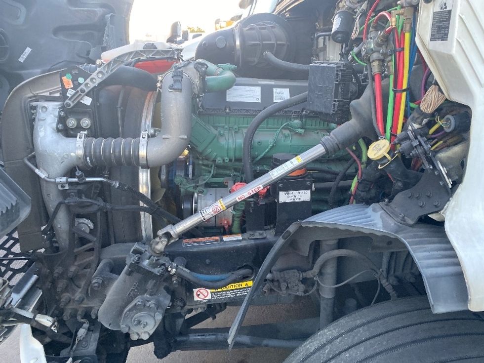 Day Cab Tractor-Heavy Duty Tractors-Volvo-2020-VNR64300-Fontana-CA-469,999\n\t\tmiles-$ 55,250 - Image 15
