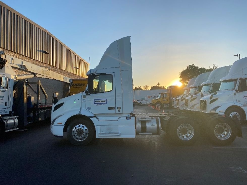 Day Cab Tractor-Heavy Duty Tractors-Volvo-2020-VNR64300-Fontana-CA-469,999\n\t\tmiles-$ 55,250 - Image 3