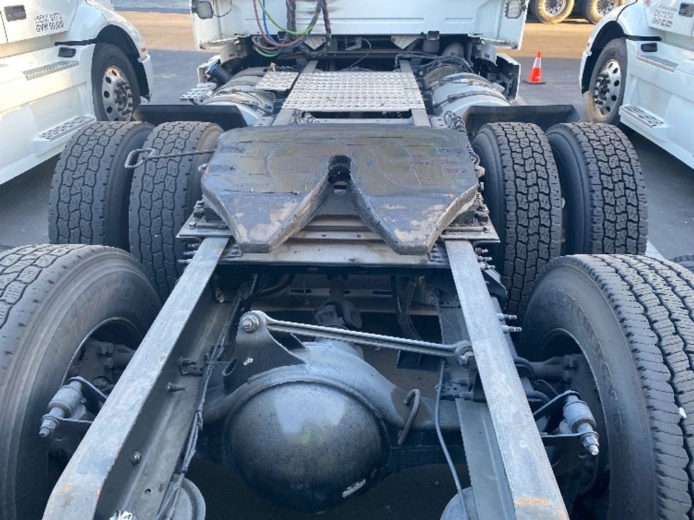 Day Cab Tractor-Heavy Duty Tractors-Volvo-2020-VNR64300-Fontana-CA-469,999\n\t\tmiles-$ 55,250 - Image 5