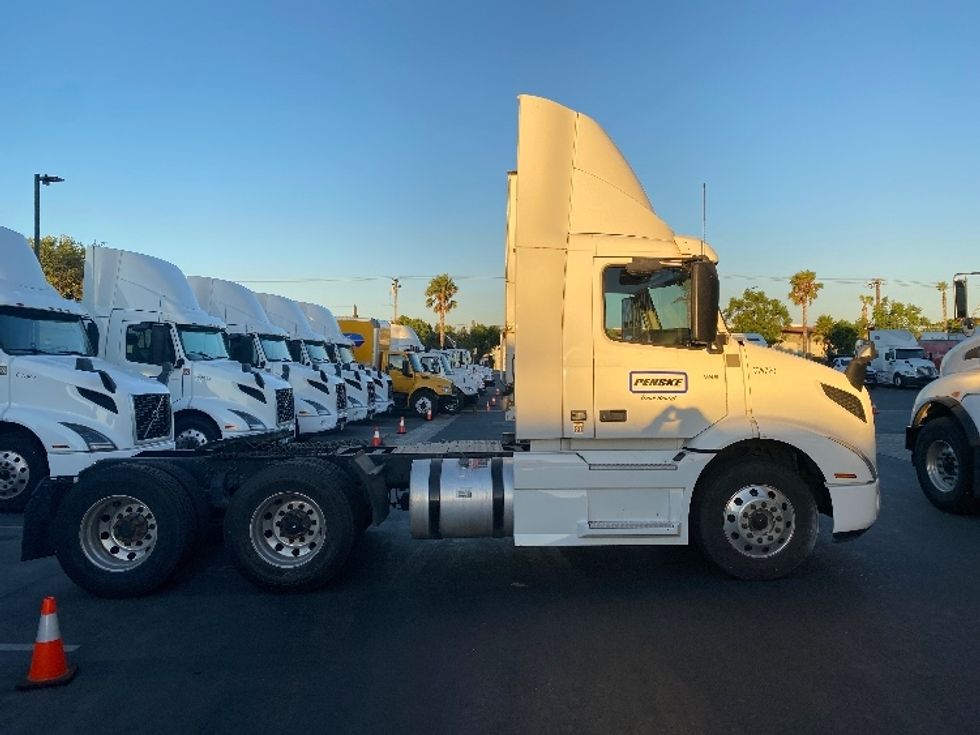 Day Cab Tractor-Heavy Duty Tractors-Volvo-2020-VNR64300-Fontana-CA-469,999\n\t\tmiles-$ 55,250 - Image 7