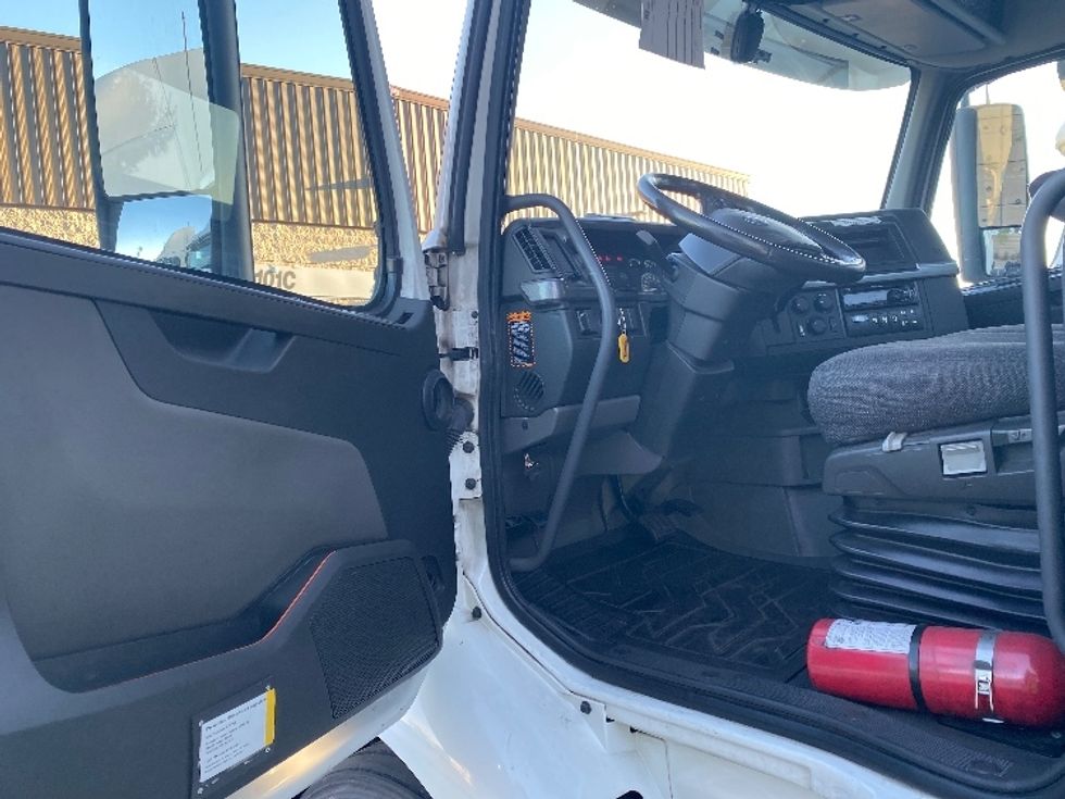 Day Cab Tractor-Heavy Duty Tractors-Volvo-2020-VNR64300-Fontana-CA-469,999\n\t\tmiles-$ 55,250 - Image 8