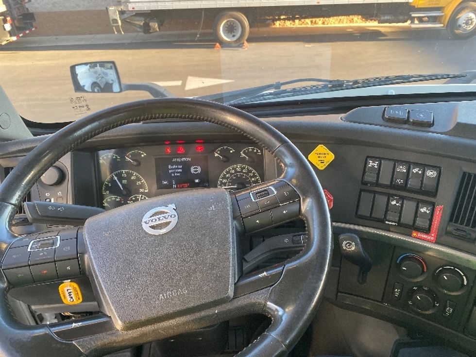 Day Cab Tractor-Heavy Duty Tractors-Volvo-2020-VNR64300-Fontana-CA-471,071\n\t\tmiles-$ 55,000 - Image 11