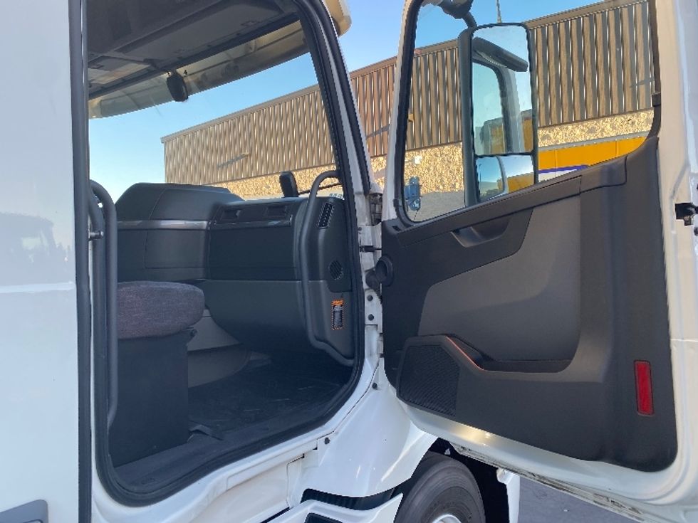 Day Cab Tractor-Heavy Duty Tractors-Volvo-2020-VNR64300-Fontana-CA-471,071\n\t\tmiles-$ 55,000 - Image 12