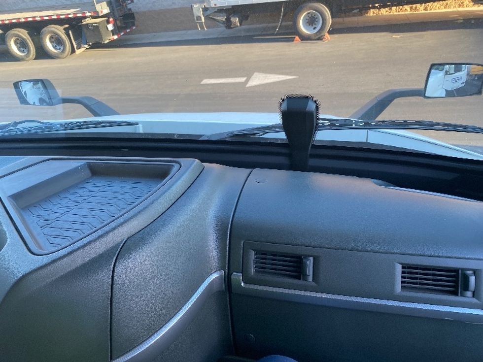 Day Cab Tractor-Heavy Duty Tractors-Volvo-2020-VNR64300-Fontana-CA-471,071\n\t\tmiles-$ 55,000 - Image 13