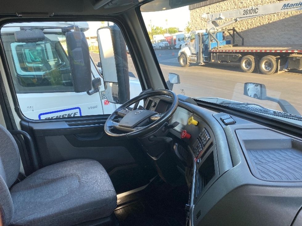 Day Cab Tractor-Heavy Duty Tractors-Volvo-2020-VNR64300-Fontana-CA-471,071\n\t\tmiles-$ 55,000 - Image 14