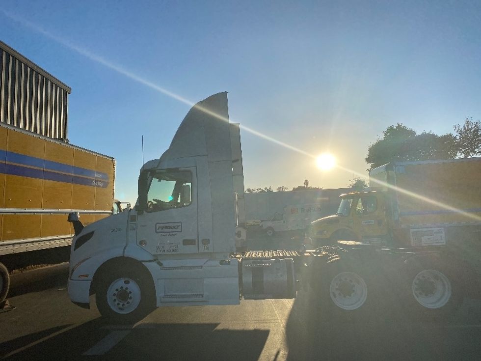 Day Cab Tractor-Heavy Duty Tractors-Volvo-2020-VNR64300-Fontana-CA-471,071\n\t\tmiles-$ 55,000 - Image 4