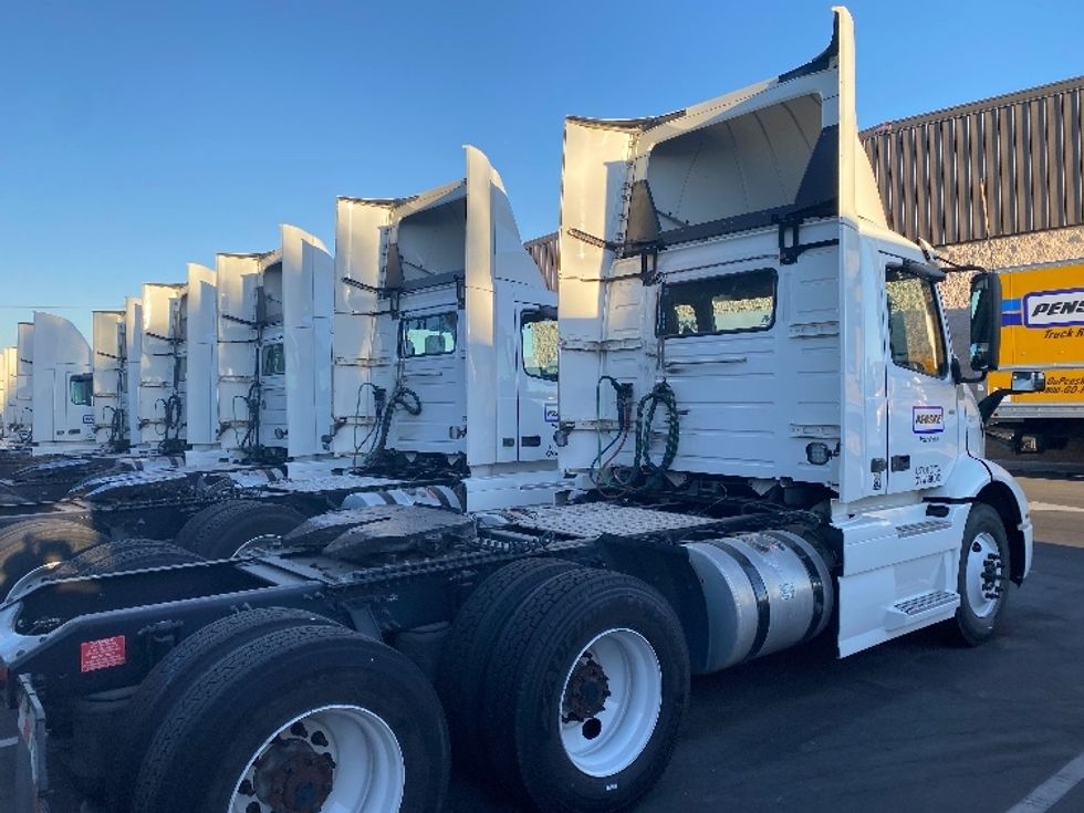 Day Cab Tractor-Heavy Duty Tractors-Volvo-2020-VNR64300-Fontana-CA-471,071\n\t\tmiles-$ 55,000 - Image 7