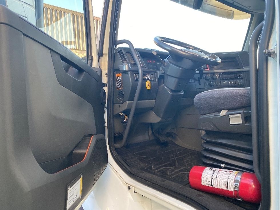 Day Cab Tractor-Heavy Duty Tractors-Volvo-2020-VNR64300-Fontana-CA-471,071\n\t\tmiles-$ 55,000 - Image 9