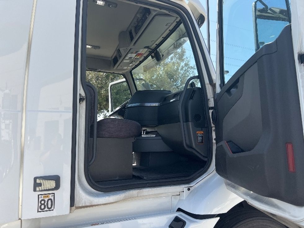Day Cab Tractor-Heavy Duty Tractors-Volvo-2020-VNR64300-Fontana-CA-471,488\n\t\tmiles-$ 53,750 - Image 12