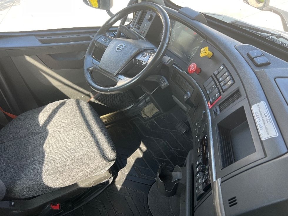 Day Cab Tractor-Heavy Duty Tractors-Volvo-2020-VNR64300-Fontana-CA-471,488\n\t\tmiles-$ 53,750 - Image 14
