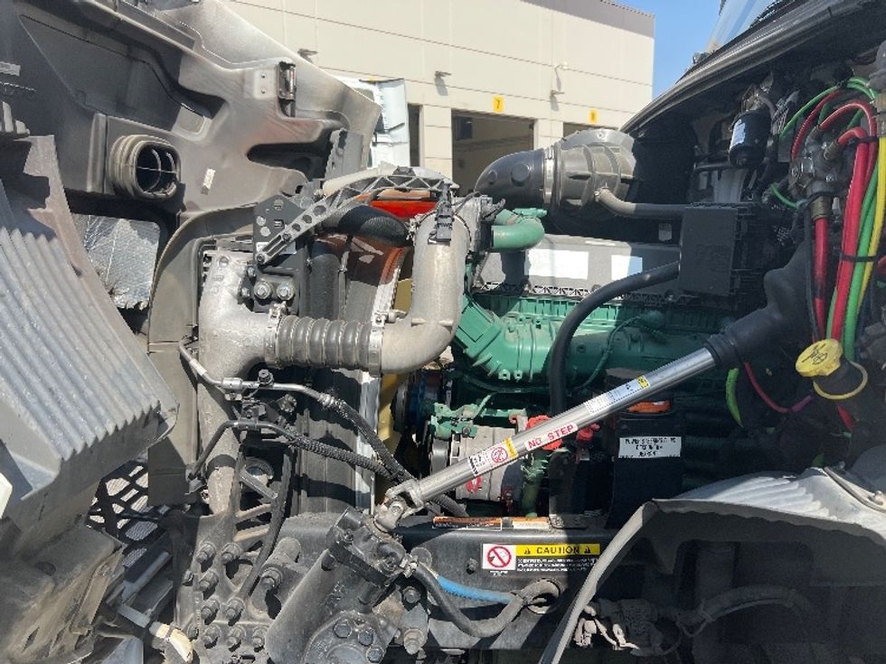Day Cab Tractor-Heavy Duty Tractors-Volvo-2020-VNR64300-Fontana-CA-471,488\n\t\tmiles-$ 53,750 - Image 16