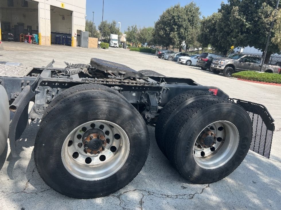 Day Cab Tractor-Heavy Duty Tractors-Volvo-2020-VNR64300-Fontana-CA-471,488\n\t\tmiles-$ 53,750 - Image 18