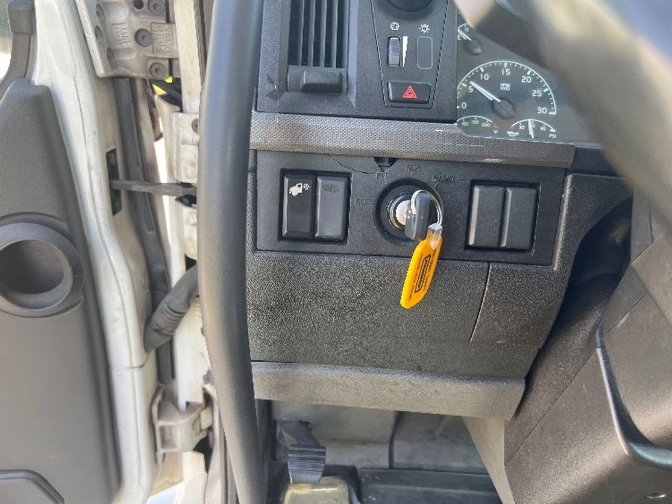 Day Cab Tractor-Heavy Duty Tractors-Volvo-2020-VNR64300-Fontana-CA-471,488\n\t\tmiles-$ 53,750 - Image 19