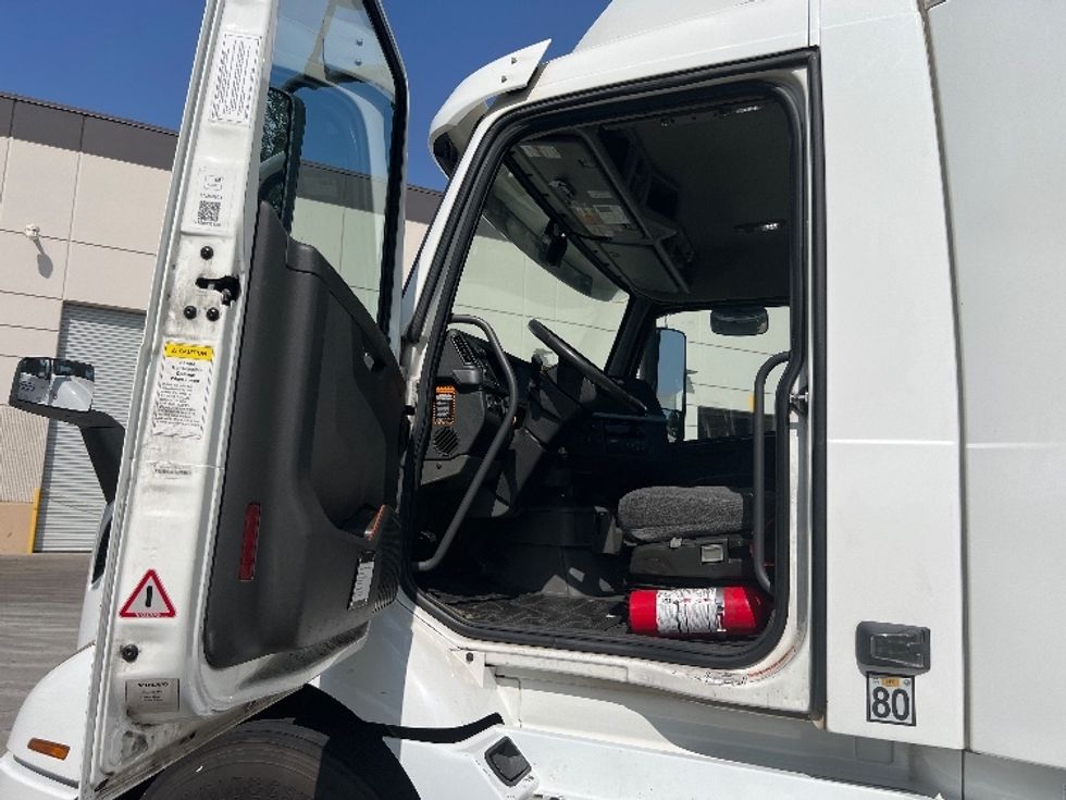 Day Cab Tractor-Heavy Duty Tractors-Volvo-2020-VNR64300-Fontana-CA-471,488\n\t\tmiles-$ 53,750 - Image 9